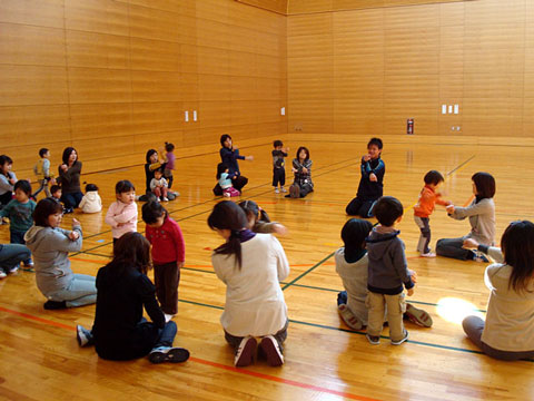 親子サークル「TONキッキーズ」の親子体操