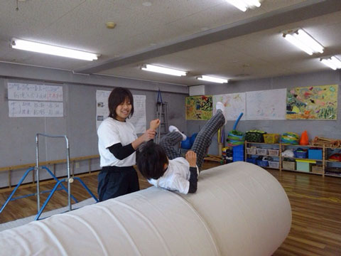 ロールマットの上で前回り