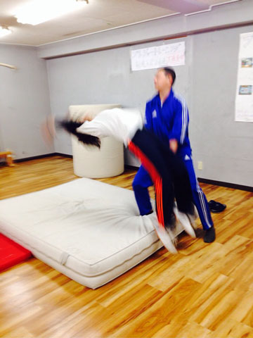 バック転の練習