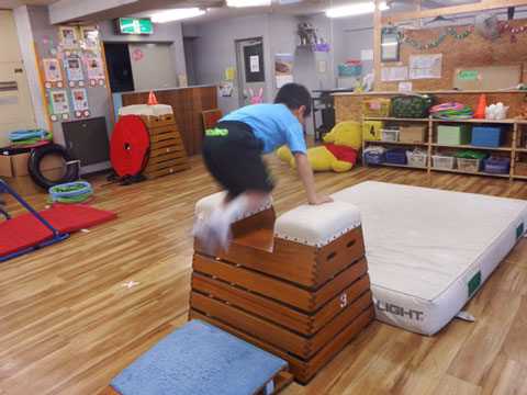 閉脚跳びの練習跳び箱