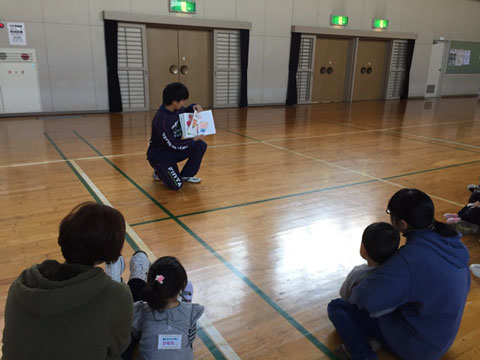 絵本の読み聞かせ