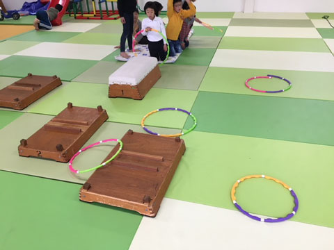 フープと跳び箱のゲーム