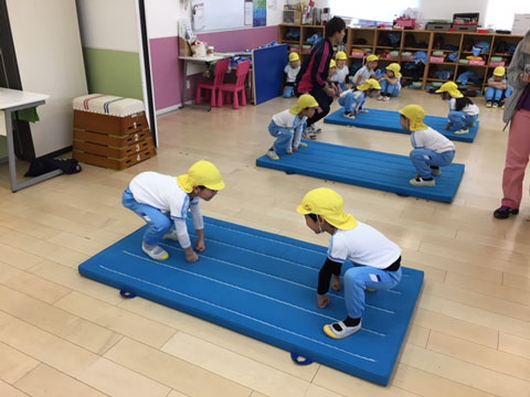 フープと跳び箱のゲーム