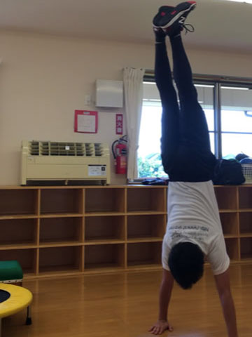 逆立ち歩き