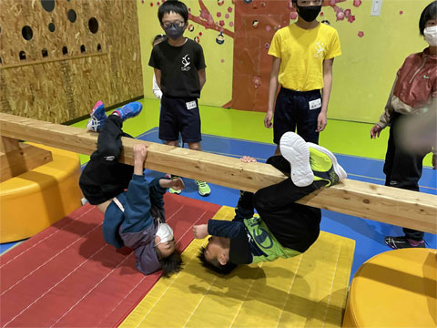 ぶら下がりあそび