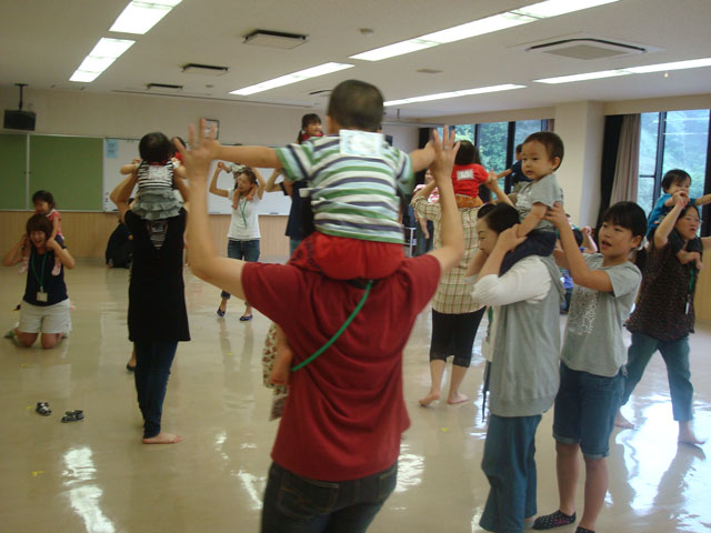 未就園児親子体操教室(可児市平牧公民館)