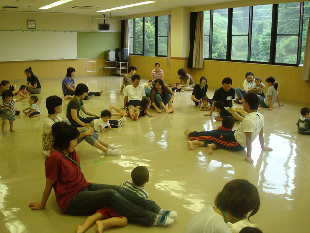 未就園児親子体操教室(可児市平牧公民館)