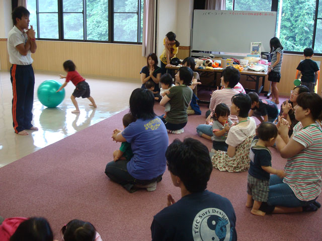 未就園児親子体操教室(可児市平牧公民館)