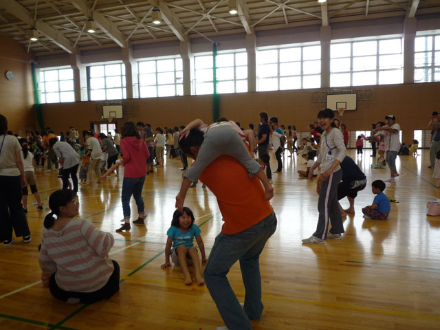 親子体操教室(大垣市立荒崎幼保園)