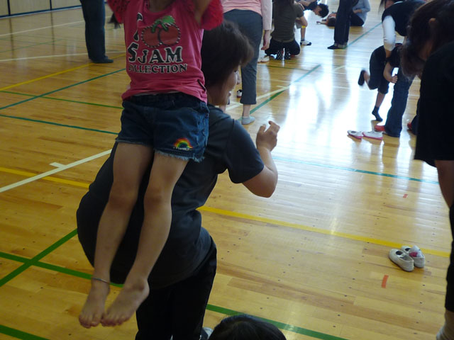 親子体操教室(大垣市立荒崎幼保園)
