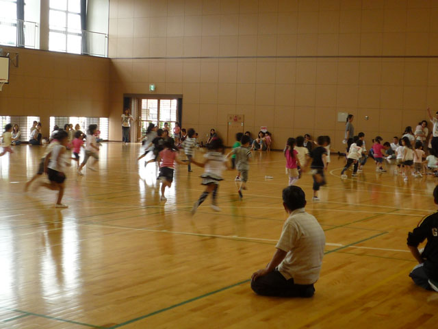 親子体操教室(大垣市立荒崎幼保園)