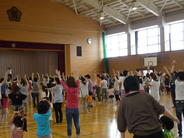 親子体操教室(大垣市立荒崎幼保園)