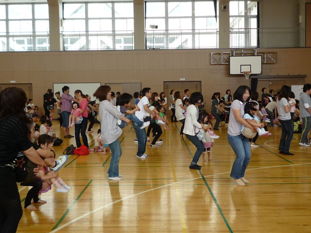 親子体操教室(大垣市立荒崎幼保園)