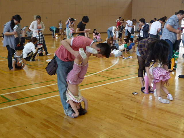 親子体操教室(大垣市立荒崎幼保園)