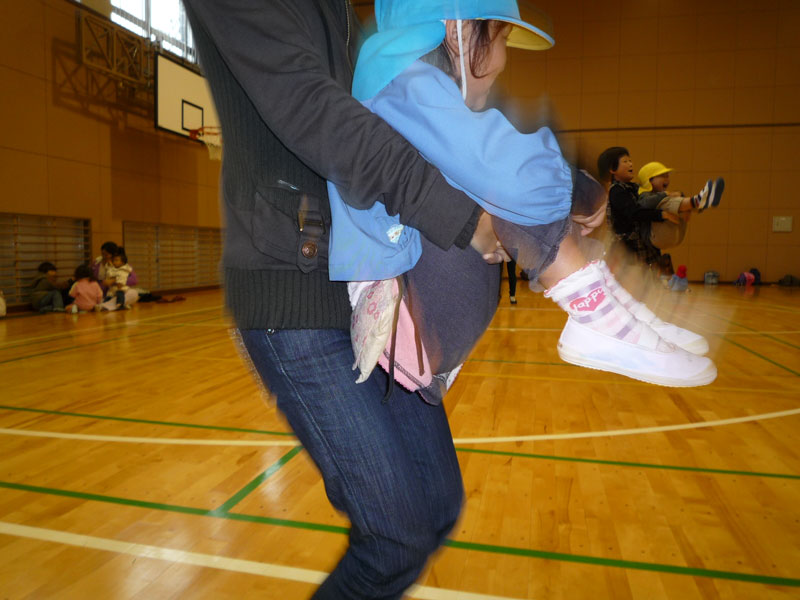 親子体操教室(大垣市立荒崎幼保園)