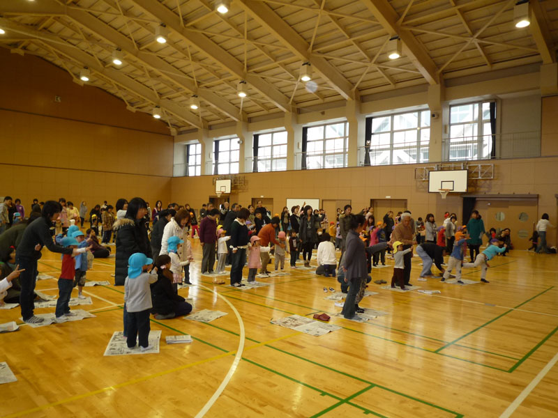 親子体操教室(大垣市立荒崎幼保園)