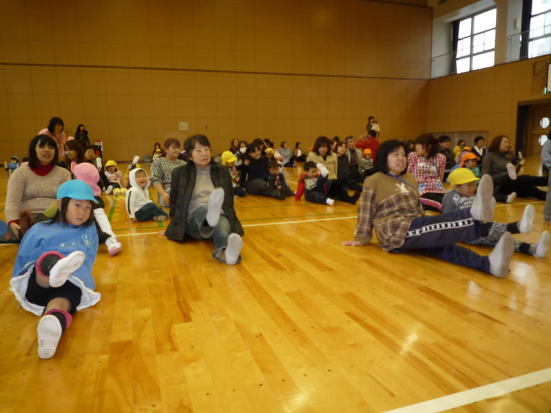 親子体操教室(大垣市立荒崎幼保園)