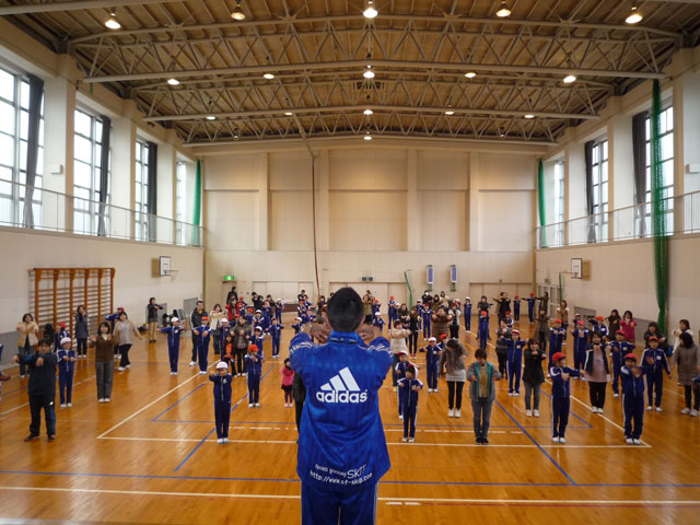 親子体操教室(岐阜県白川町立白川北小学校)