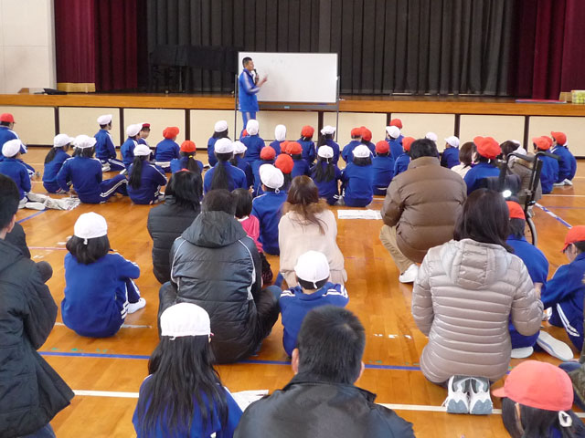 親子体操教室(岐阜県白川町立白川北小学校)