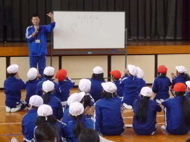 親子体操教室(岐阜県白川町立白川北小学校)