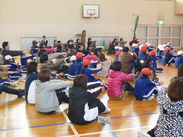 親子体操教室(岐阜県白川町立白川北小学校)