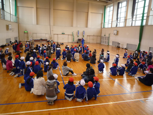 親子体操教室(岐阜県白川町立白川北小学校)