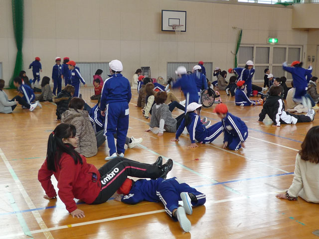 親子体操教室(岐阜県白川町立白川北小学校)