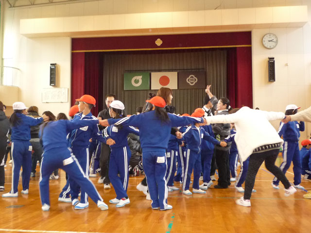 親子体操教室(岐阜県白川町立白川北小学校)