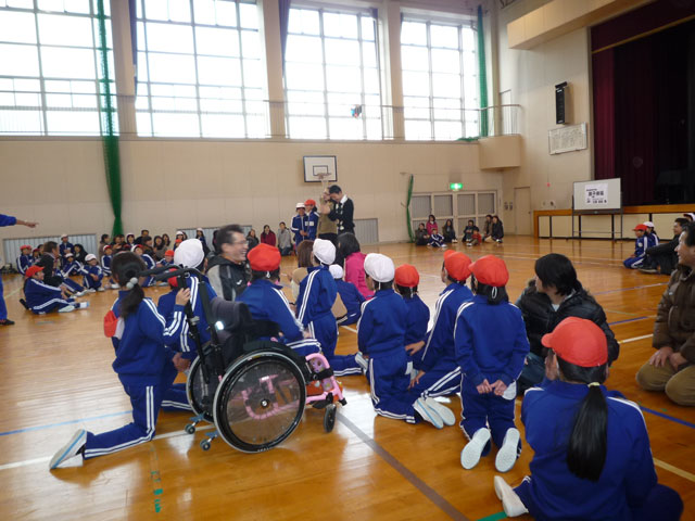 親子体操教室(岐阜県白川町立白川北小学校)