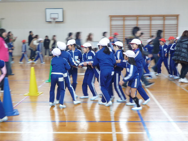親子体操教室(岐阜県白川町立白川北小学校)