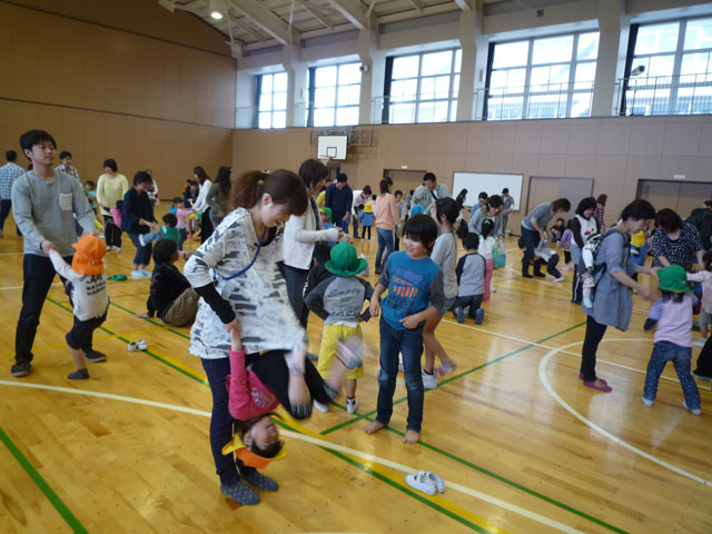 親子体操教室(大垣市立荒崎幼保園)