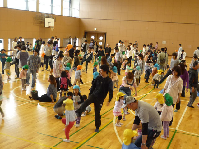 親子体操教室(大垣市立荒崎幼保園)