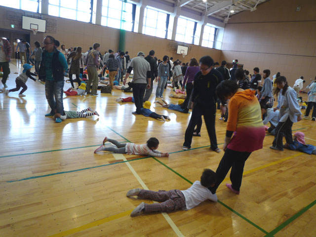 親子体操教室(大垣市立荒崎幼保園)