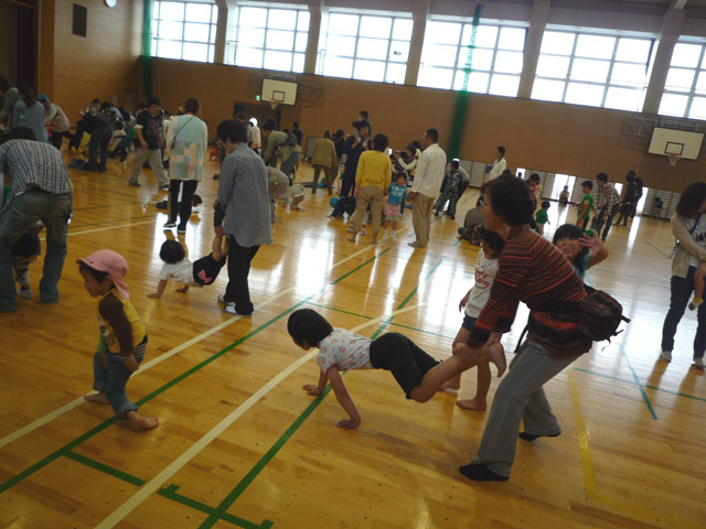 親子体操教室(大垣市立荒崎幼保園)