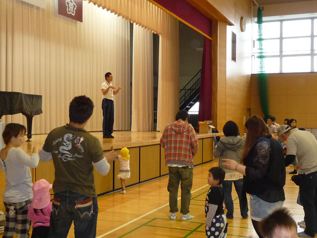 親子体操教室(大垣市立荒崎幼保園)