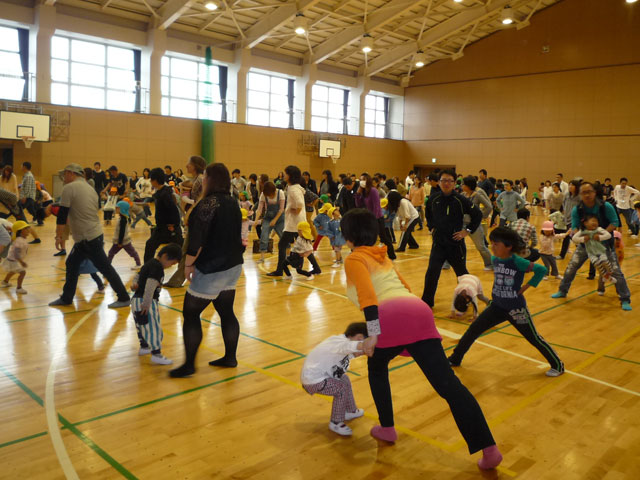 親子体操教室(大垣市立荒崎幼保園)
