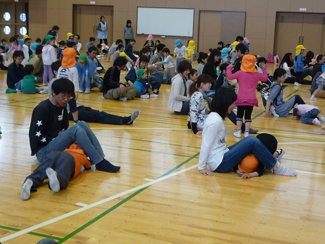 親子体操教室(大垣市立荒崎幼保園)
