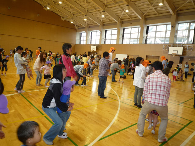 親子体操教室(大垣市立荒崎幼保園)