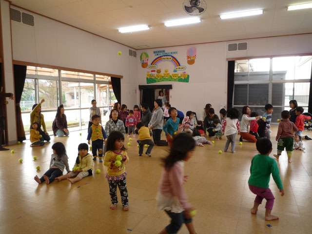 未就園児親子体操教室(大垣市立荒崎幼保園子育て支援センター)