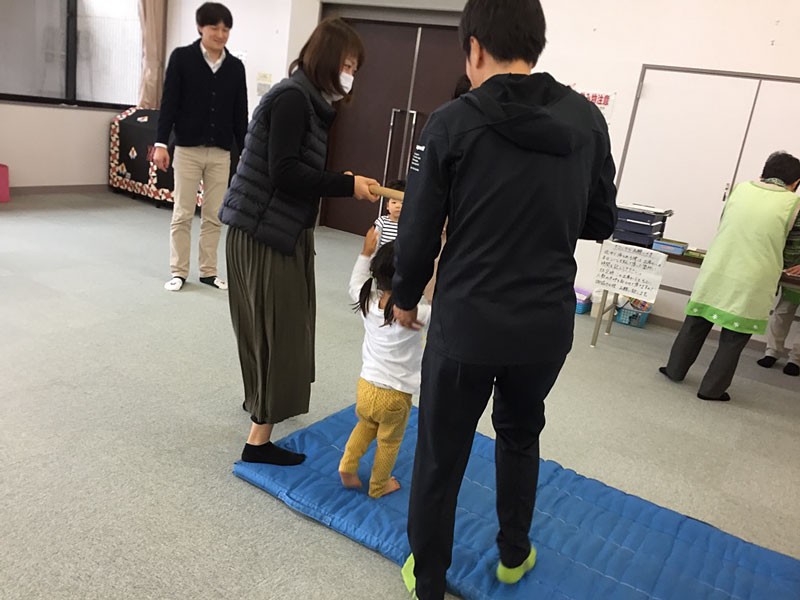 親子体操教室(大垣市西地区センター サタパパサロン)