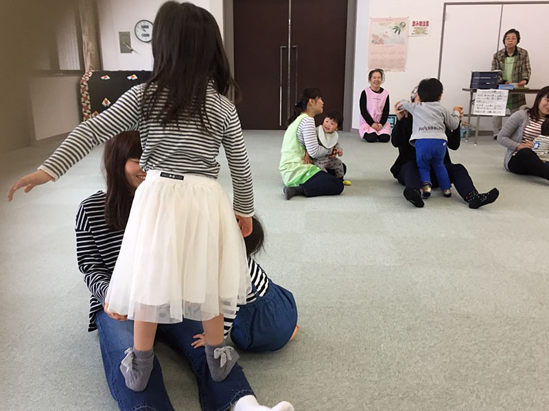 親子体操教室(大垣市西地区センター サタパパサロン)