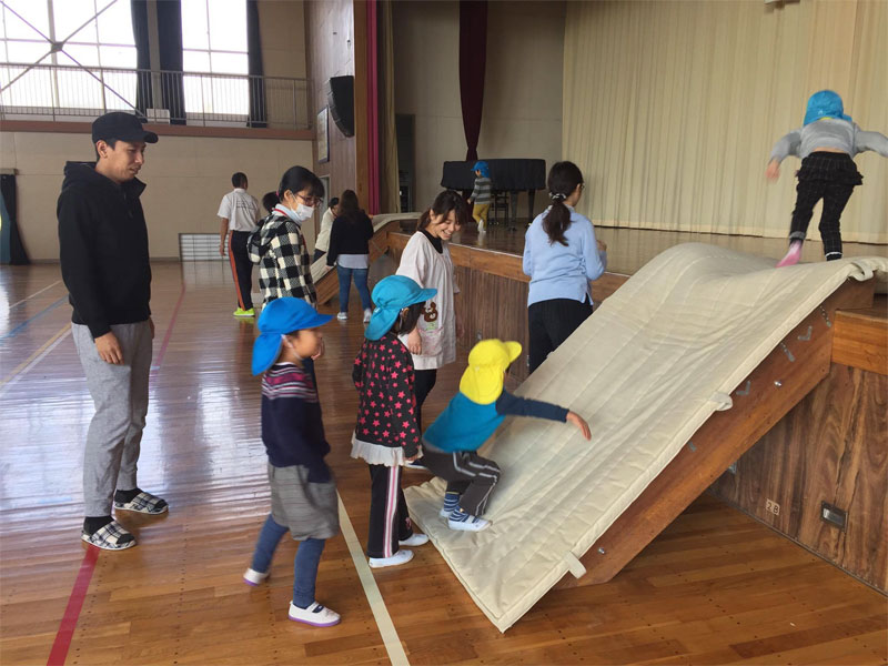 親子体操教室(大垣市立赤坂幼保園プレイルーム)