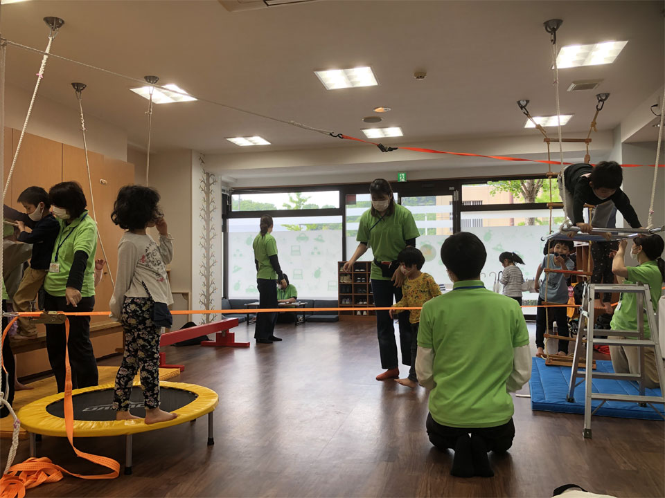 運動療育レッスン(放課後等デイサービス アットすまいる)
