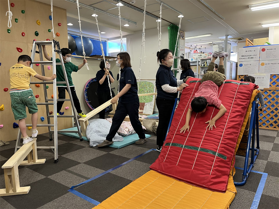 運動療育レッスン(放課後等デイサービス ららら・らんど)