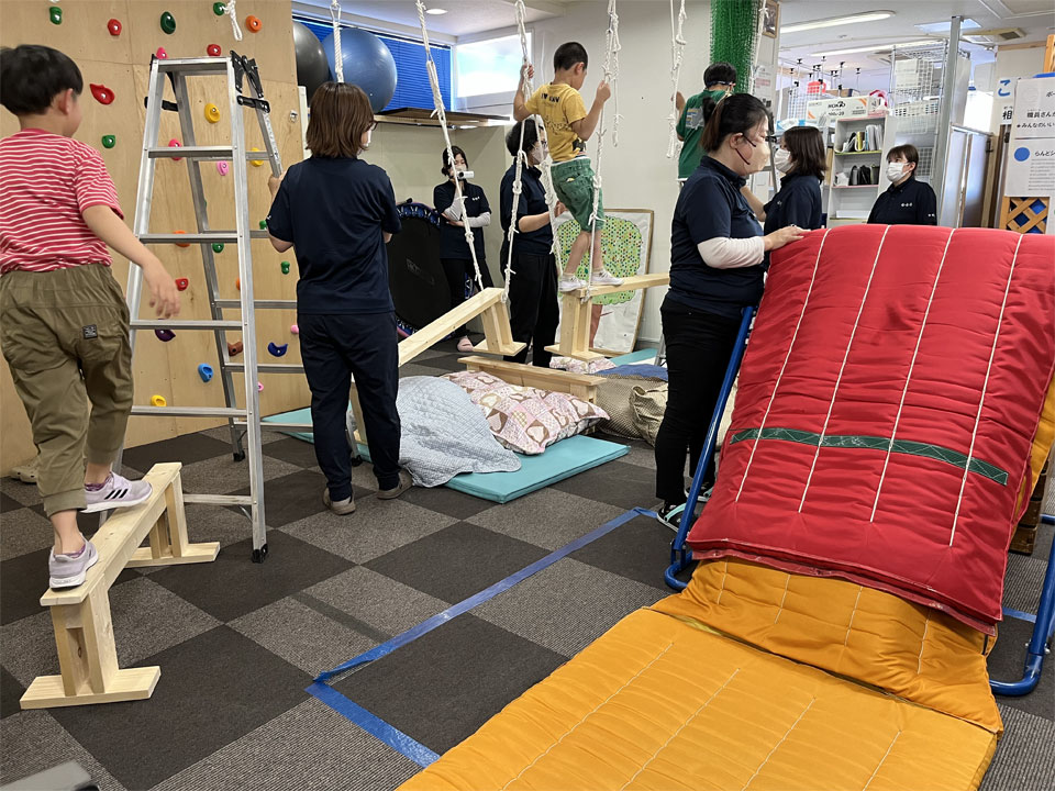 運動療育レッスン(放課後等デイサービス ららら・らんど)